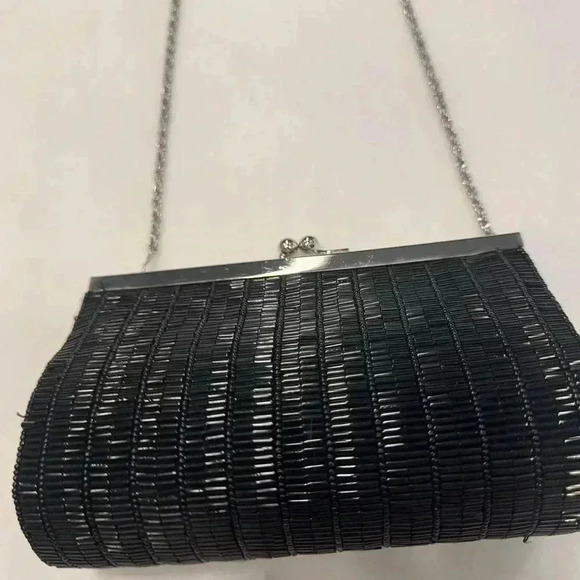 Vintage kiss lock small beaded purse. Black with Silver hardware and chain. - Picture 1 of 12